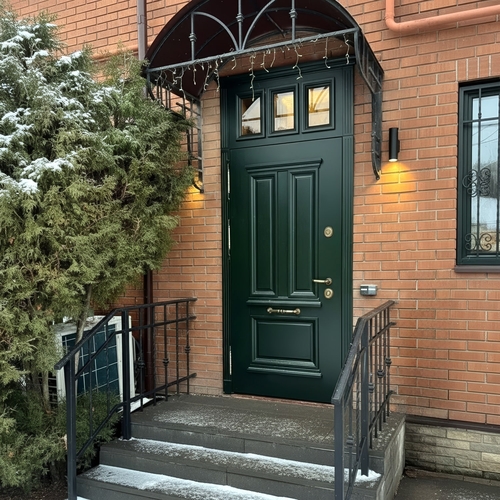 Зеленая коттеджная дверь Зеленая коттеджная дверь