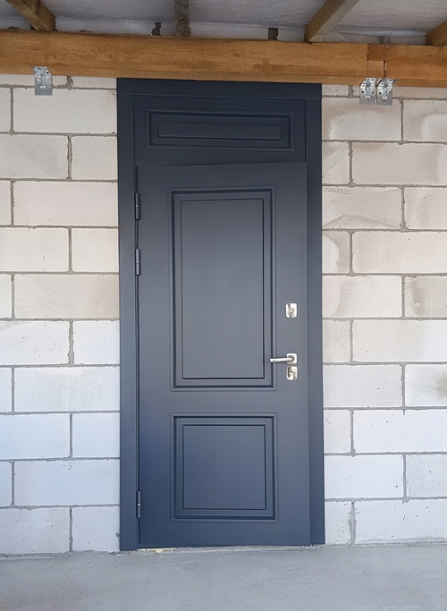 Дверь с верхней вставкой