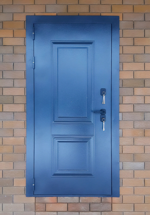 Дверь синего цвета